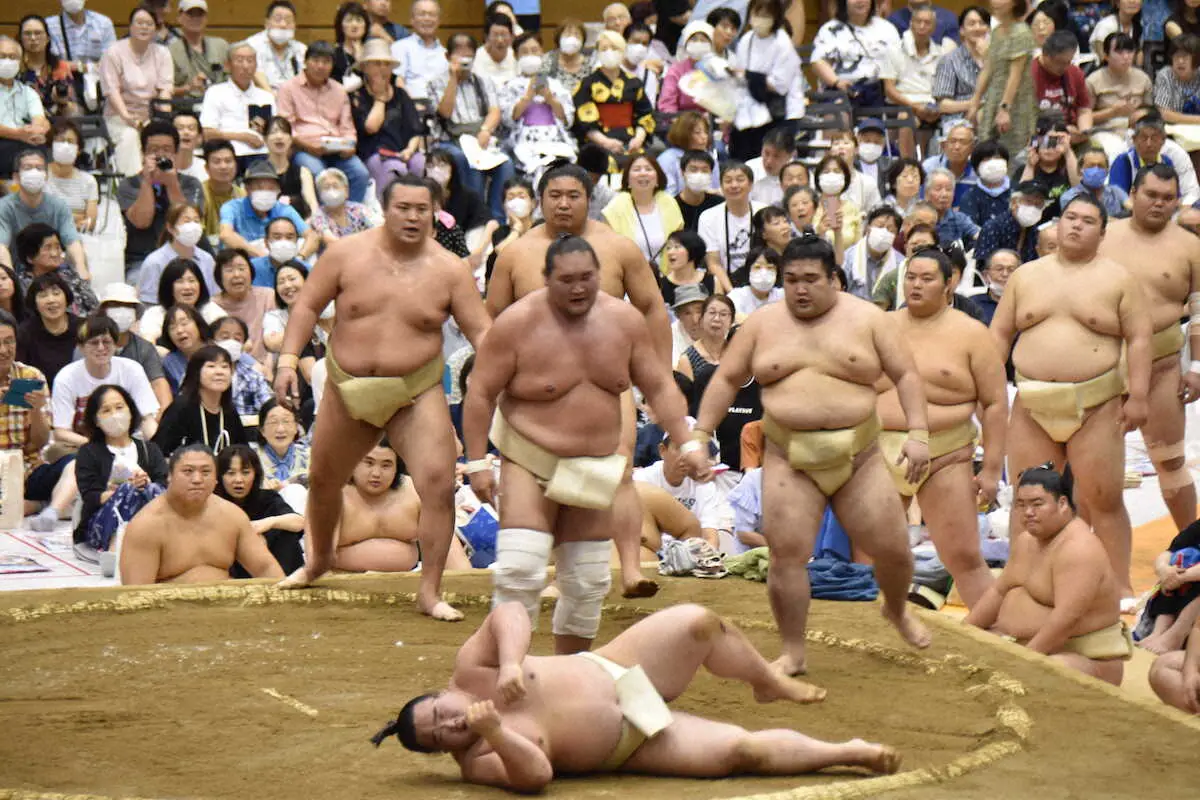 【画像・写真】白熊が地元福島県の巡業に初登場　初めて照ノ富士の胸を借り「有り難いこと」