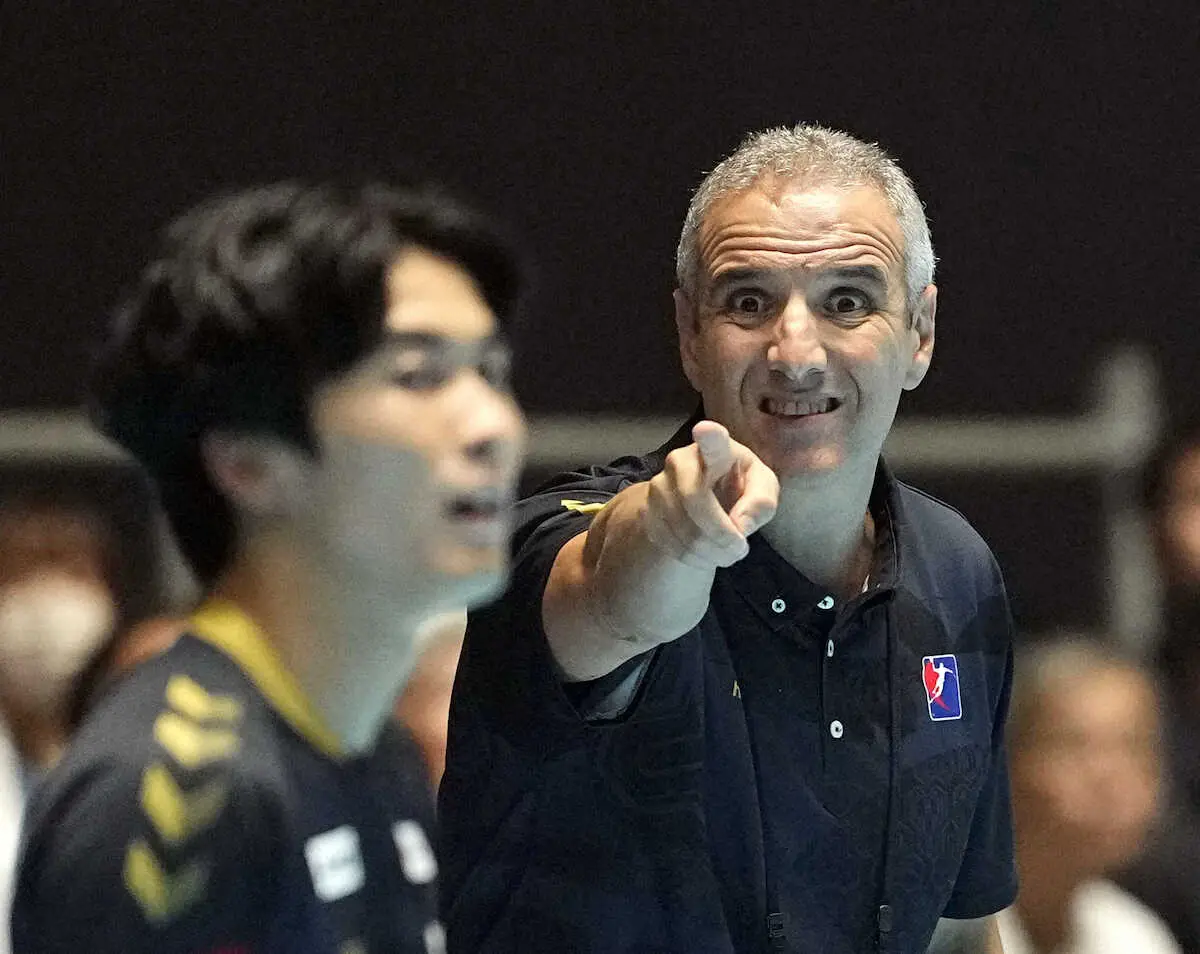 【画像・写真】パリ・サンジェルマン戦で指示を出すジローナ新監督＝国立代々木競技場