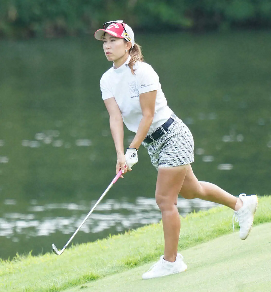 【画像・写真】＜ニトリレディス・3日目＞15番、池ポチャ後の第3打を放つ上田桃子（撮影・村上　大輔）