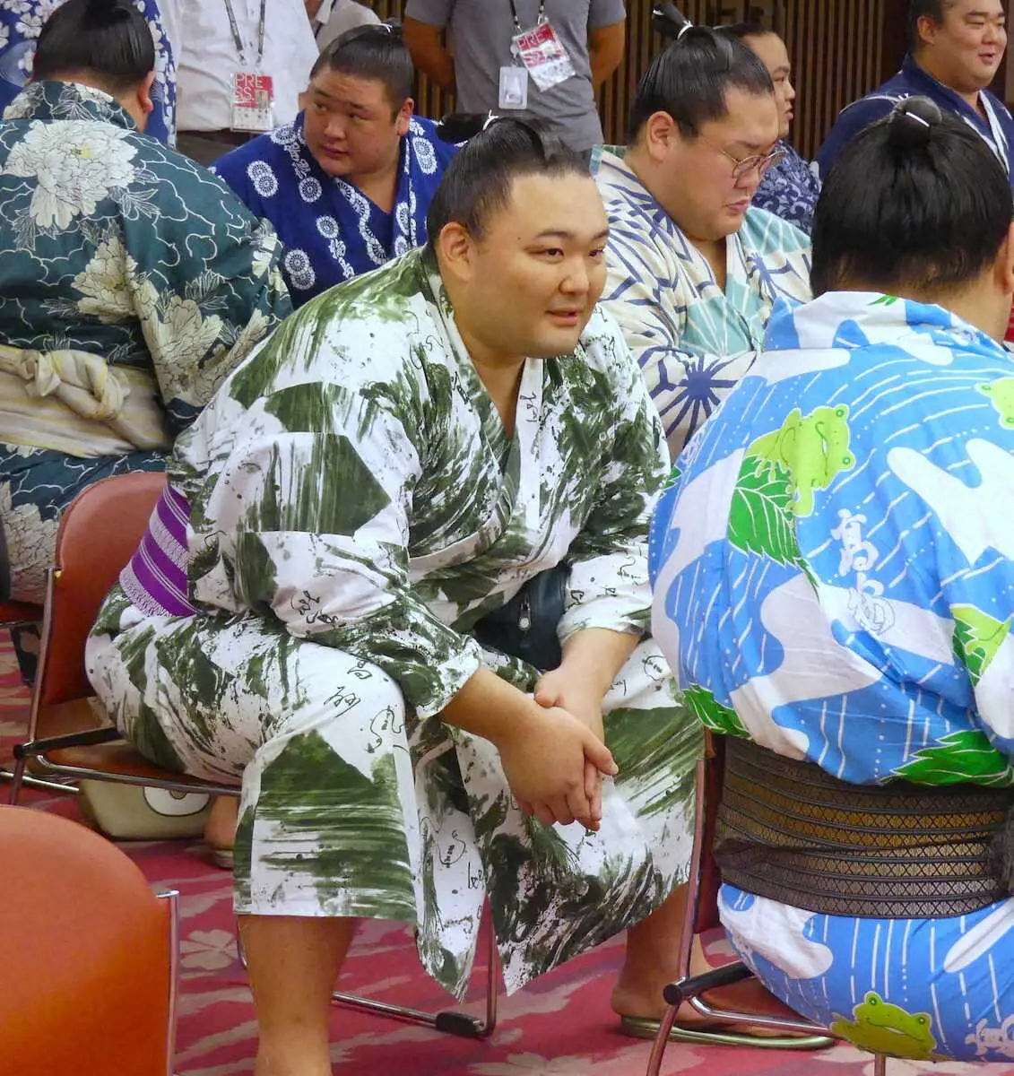 【画像・写真】朝乃山「気持ちはまだ折れていません」左膝手術から1カ月弱…自力で歩き、力士仲間と談笑する姿も