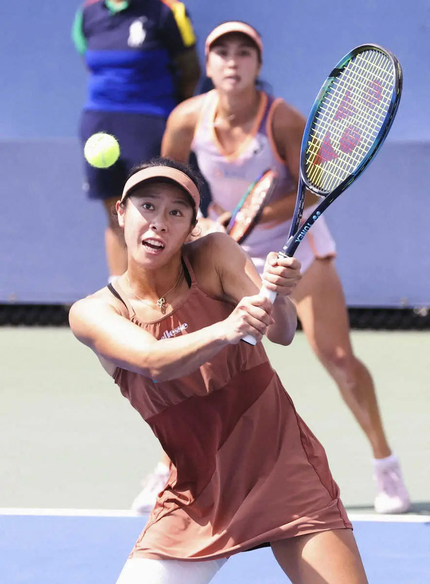 【画像・写真】女子ダブルス2回戦でプレーする柴原瑛菜（手前）、アルディラ・スーチャディ組＝