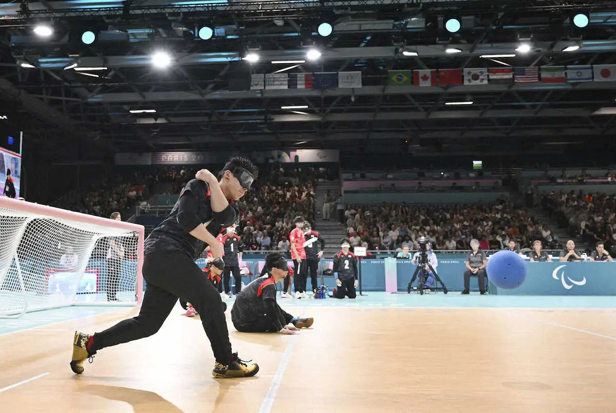 【画像・写真】日本―中国　前半、ゴールを決める金子主将（手前）