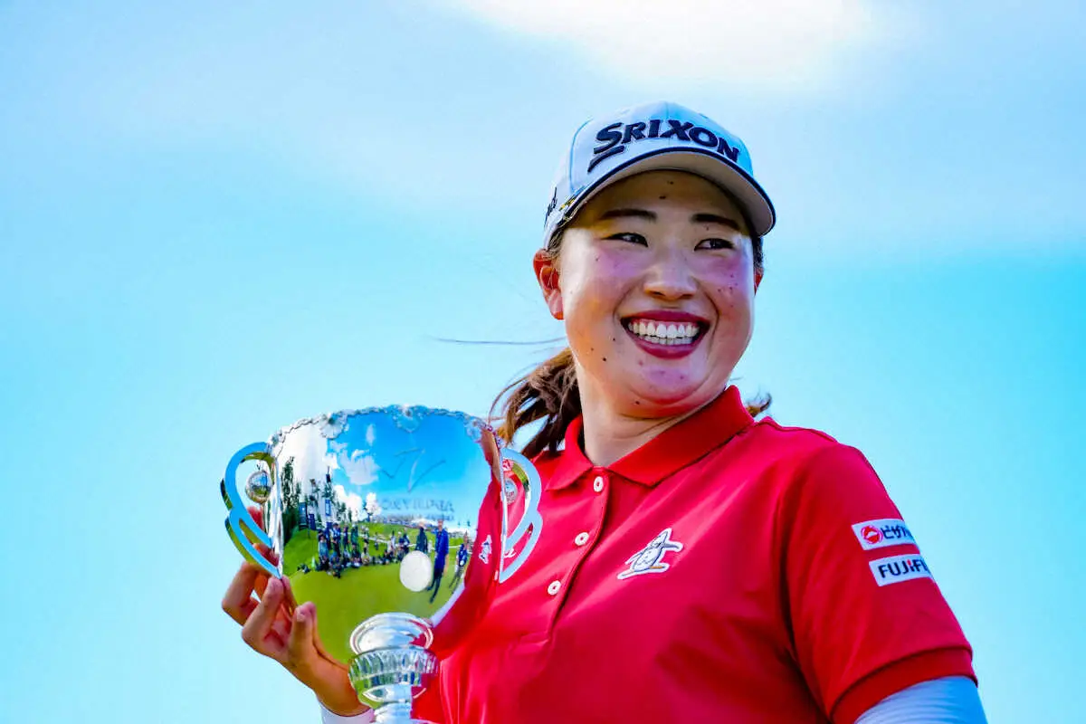 【画像・写真】＜ソニー日本女子プロ選手権最終日＞優勝し笑顔を見せる竹田麗央（撮影・会津　智海）