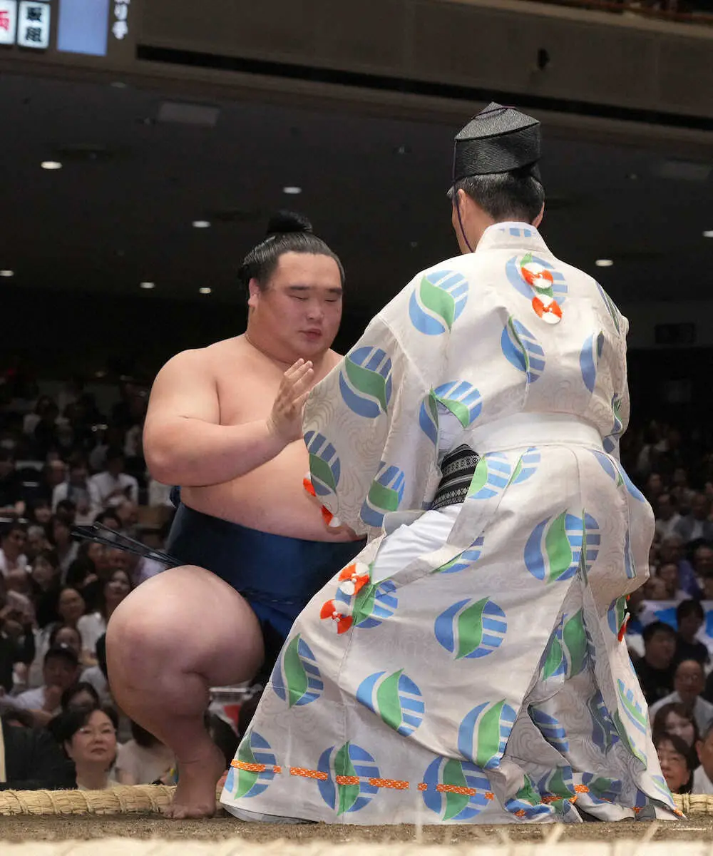 【画像・写真】＜秋場所初日＞北の若を寄り切りで破り勝ち名乗りをうける白熊（撮影・郡司　修）