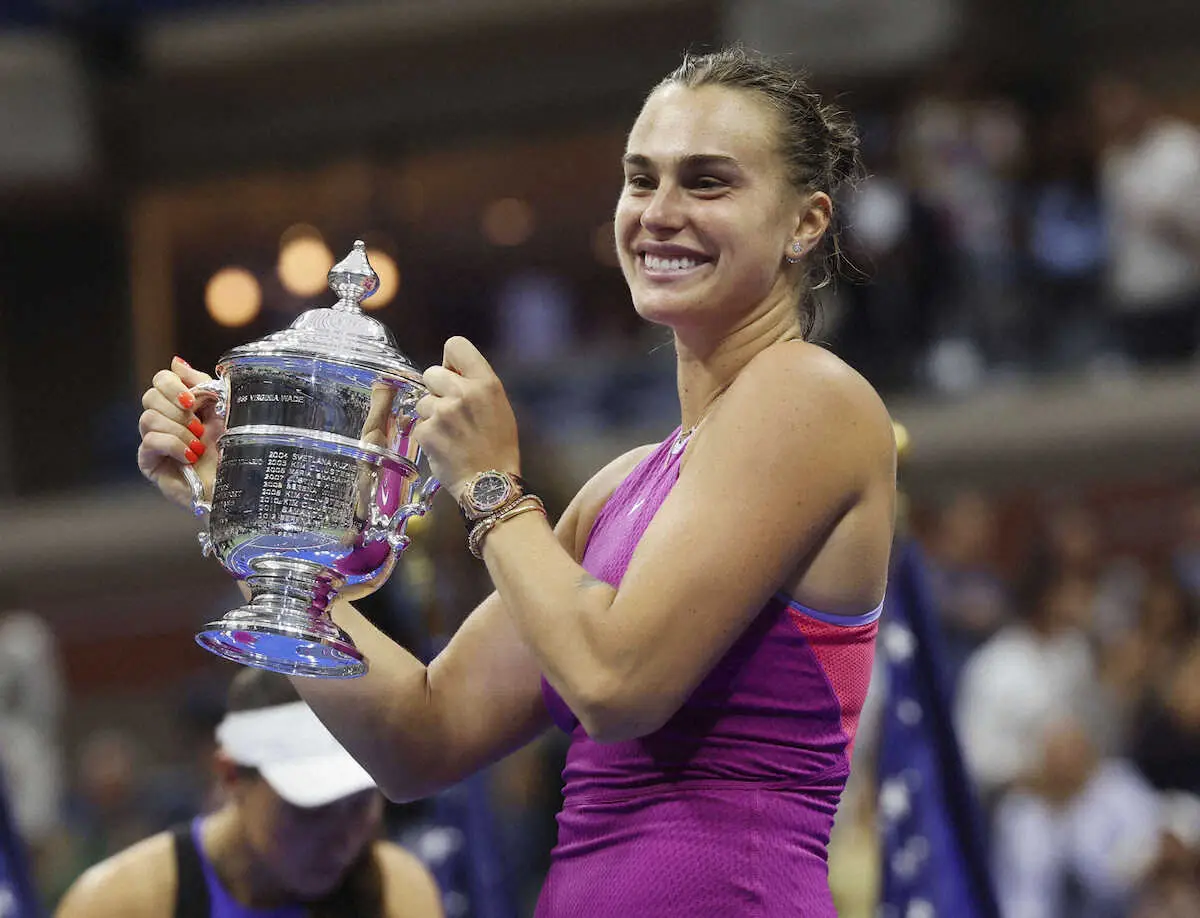 【画像・写真】　女子シングルスで優勝し、トロフィーを持つアリーナ・サバレンカ＝ニューヨーク（ロイター＝共同）