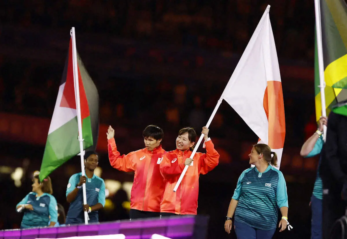 【画像・写真】パラリンピック閉会式で、日本選手団の旗手を務めた木村敬一（左）と和田なつき　（ロイター）