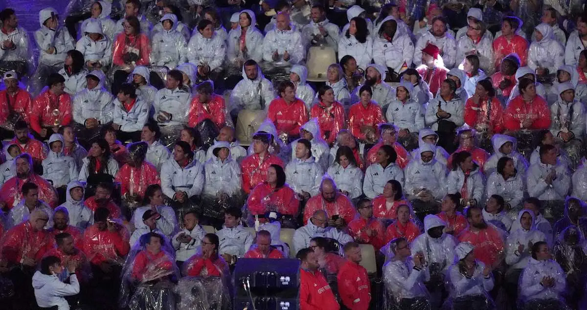 【画像・写真】雨模様のため、パラリンピック閉会式でレインコートを着る各国の選手たち（ロイター）