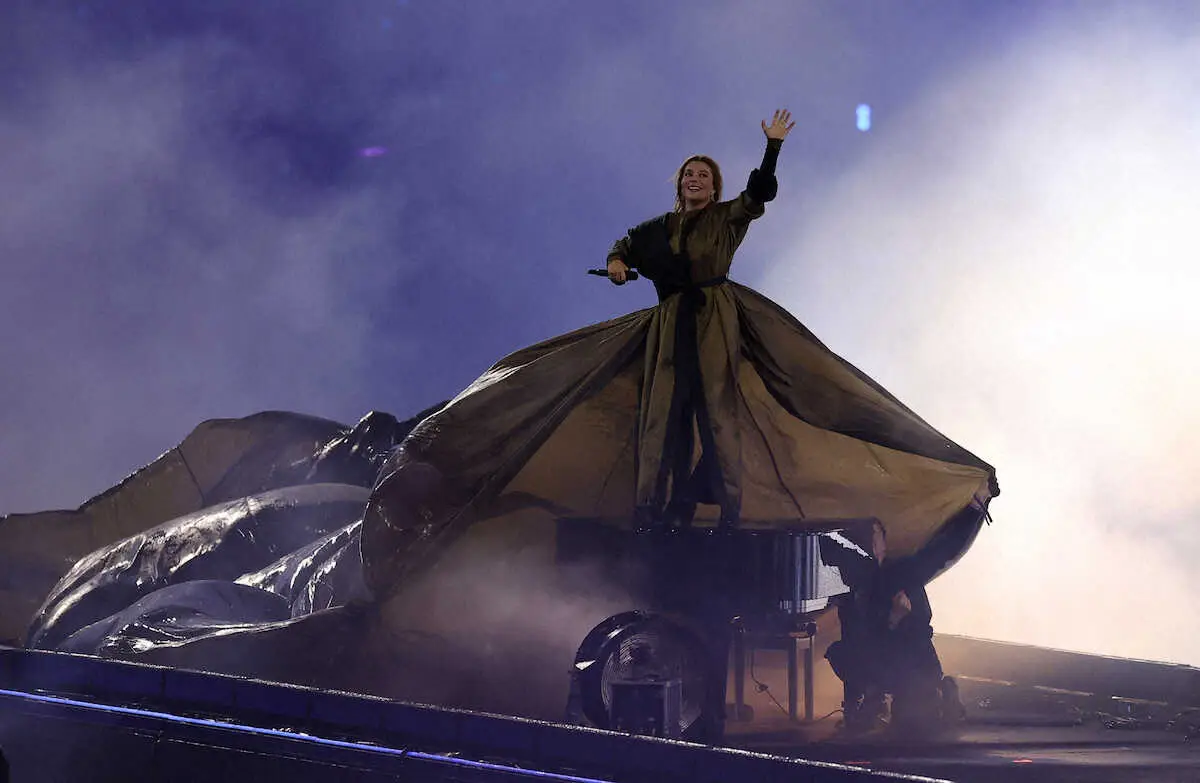 【画像・写真】パラリンピック閉会式でピアノの上に乗る歌手（ロイター）