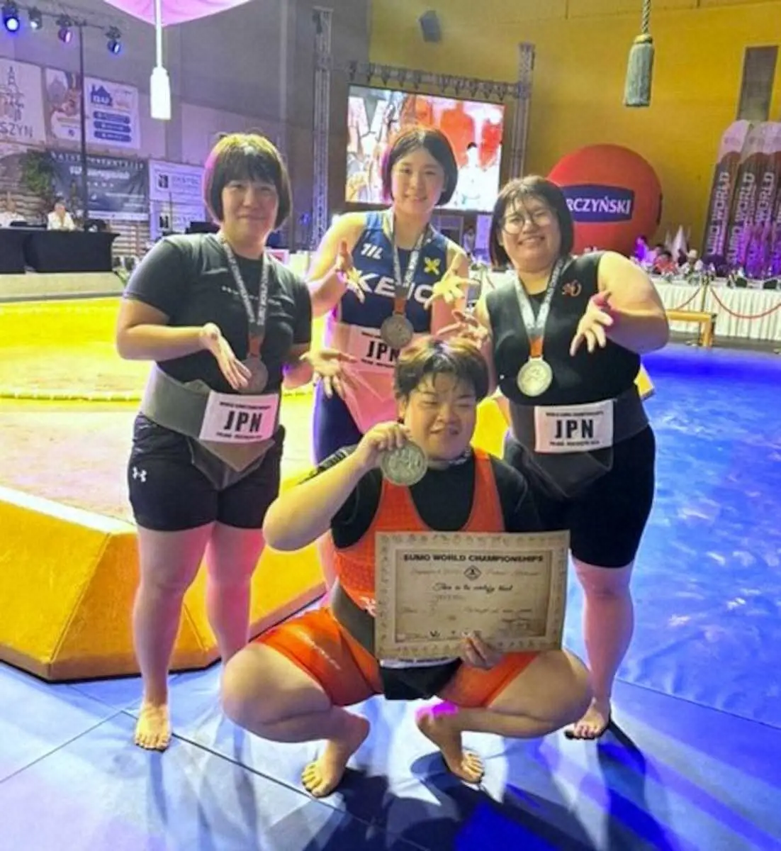 【画像・写真】世界相撲選手権の女子団体戦で準優勝した日本チーム（後列左端から）石井さくら、長谷川理央、大蔵紫音。前列中央は主将の久野愛莉（提供写真）