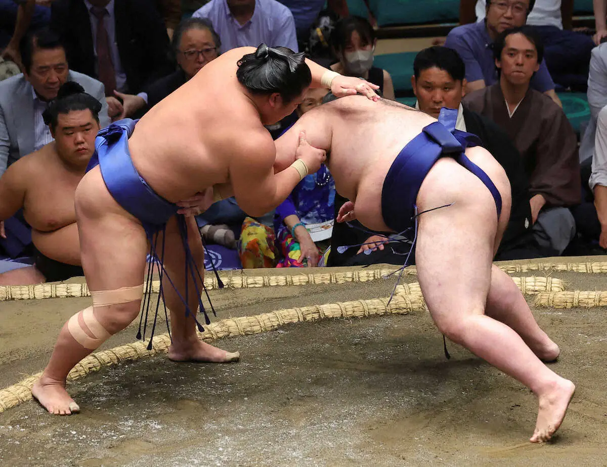 【画像・写真】幕内復帰2場所目の若隆景が連勝　初顔合わせの豪ノ山をはたき込む