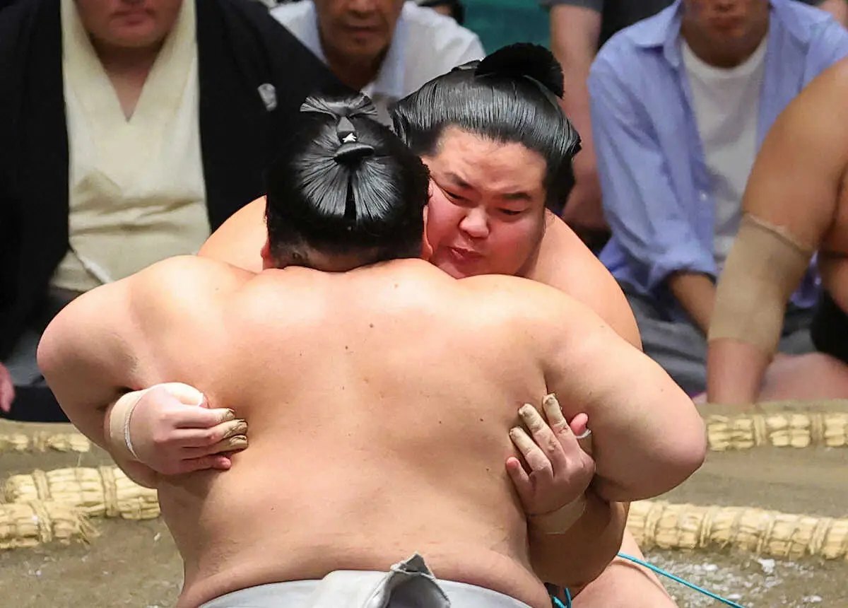【画像・写真】熱海富士（左）と組み合う琴桜（撮影・藤山　由理）