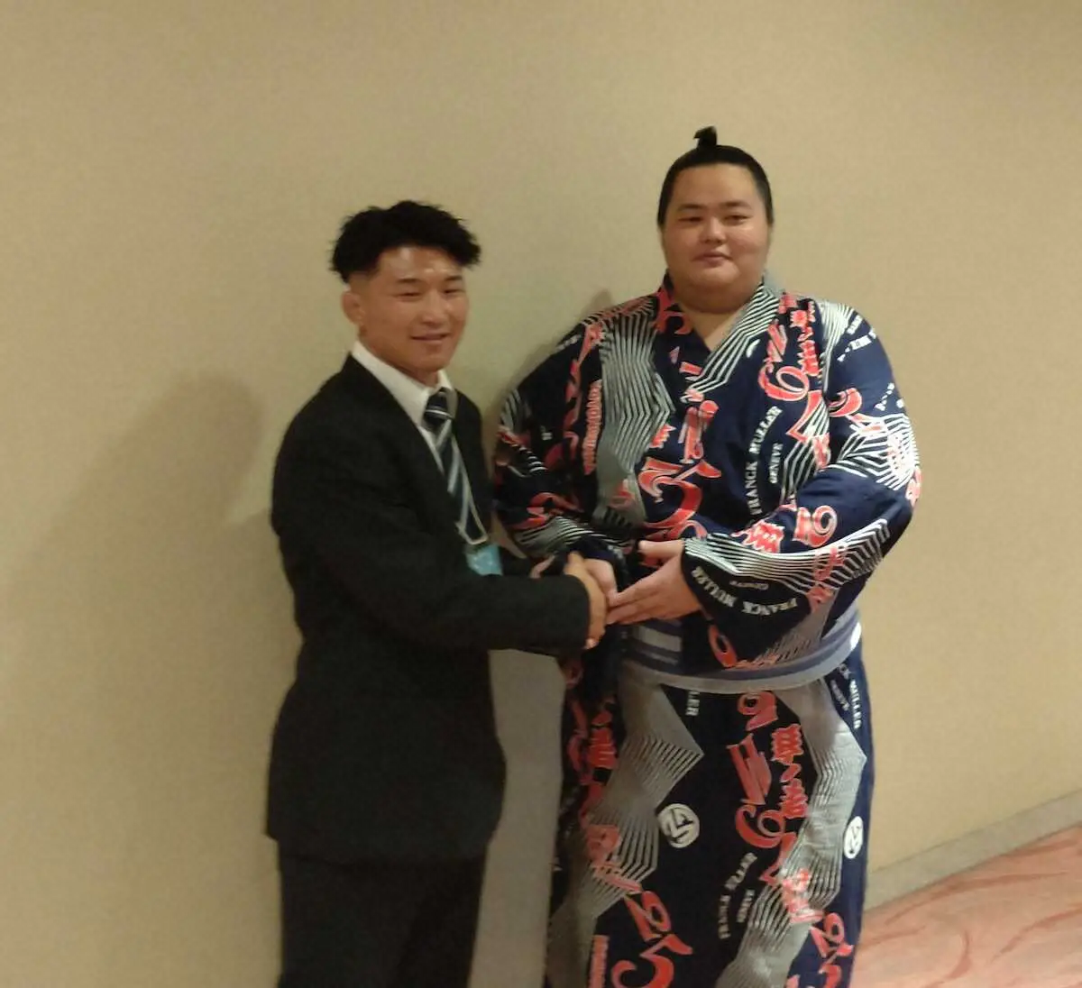 【画像・写真】打ち出し後に琴桜の勝利を祝福する日下尚