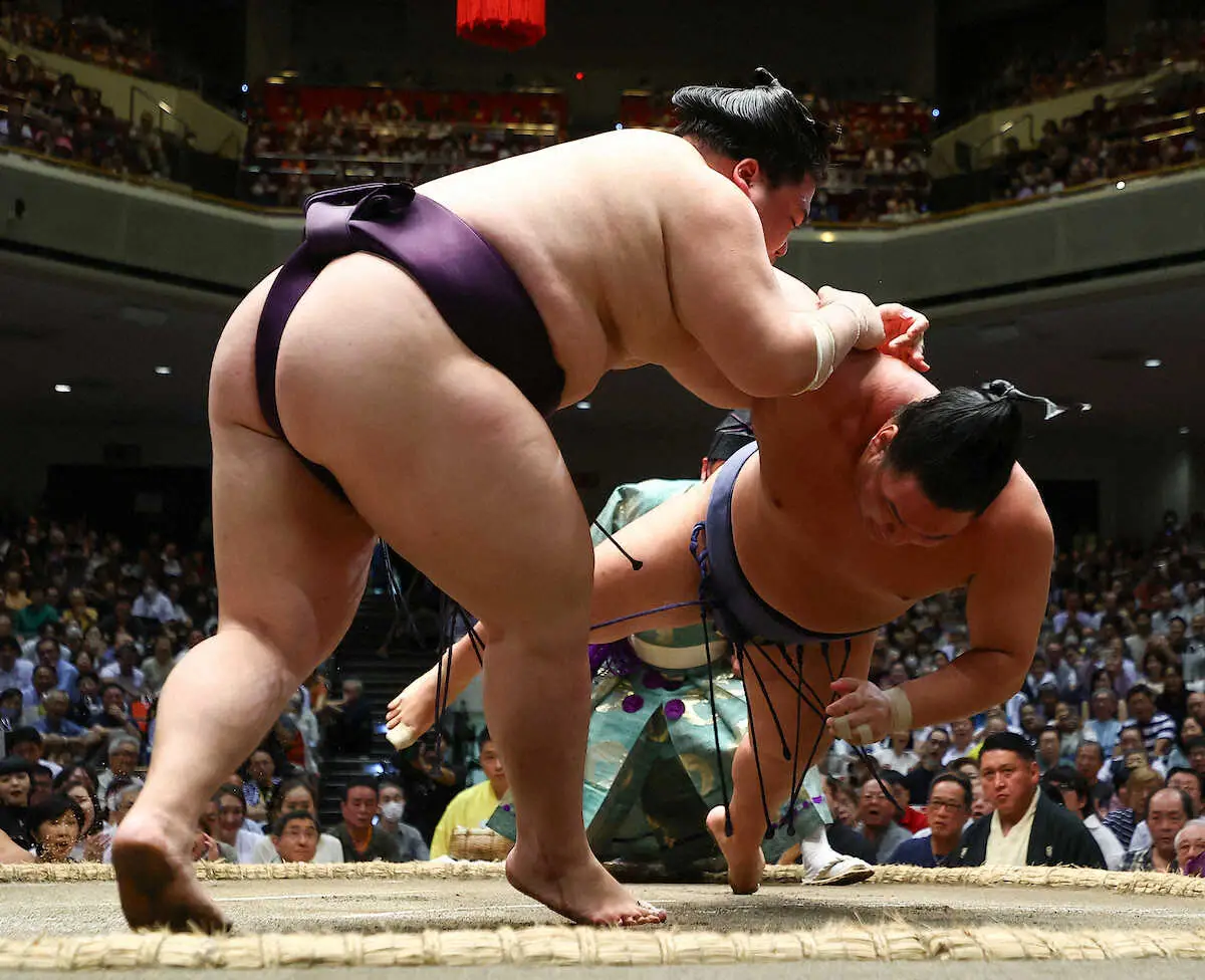 【画像・写真】＜大相撲秋場所6日目＞豊昇龍（右）をすくい投げで破る王鵬（撮影・松永　柊斗）