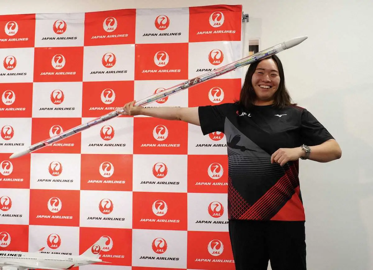 【画像・写真】パリ金・北口榛花が凱旋「やりより重いんですけど…」ハイチュウ大量プレゼント　特製詰め合わせ