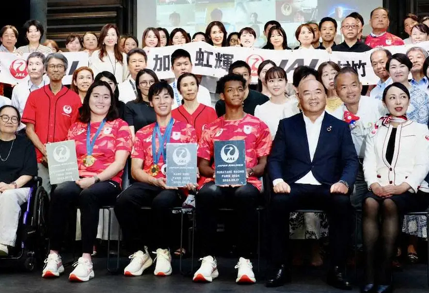 【画像・写真】JAL社員らと笑顔を見せる(前列左から)北口榛花、加納虹輝、村竹ラシッド