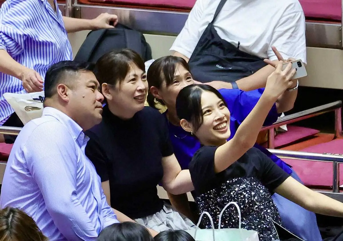 【画像・写真】＜大相撲秋場所千秋楽＞観戦に訪れる大の里の父・知幸さん、母・朋子さん、妹・葵さんら（撮影・藤山　由理）