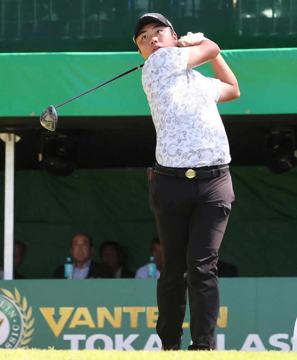 【画像・写真】1番、ティーショットを放つ出利葉太一郎（撮影・椎名　航）