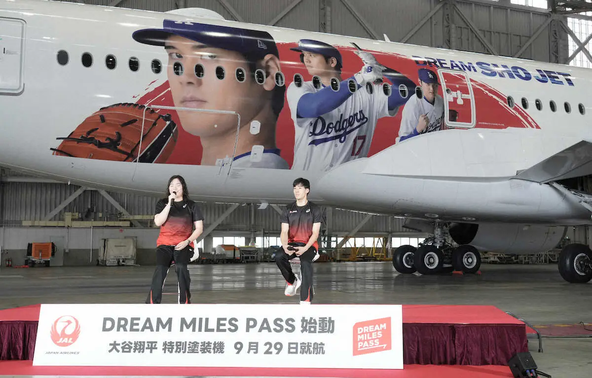 【画像・写真】＜JAL「DREAM　MILES　PASS会見＞大谷をデザインした特別塗装機「DREAM　SHO　JET」の前でトークセッションする北口（左）と加納（撮影・郡司　修）