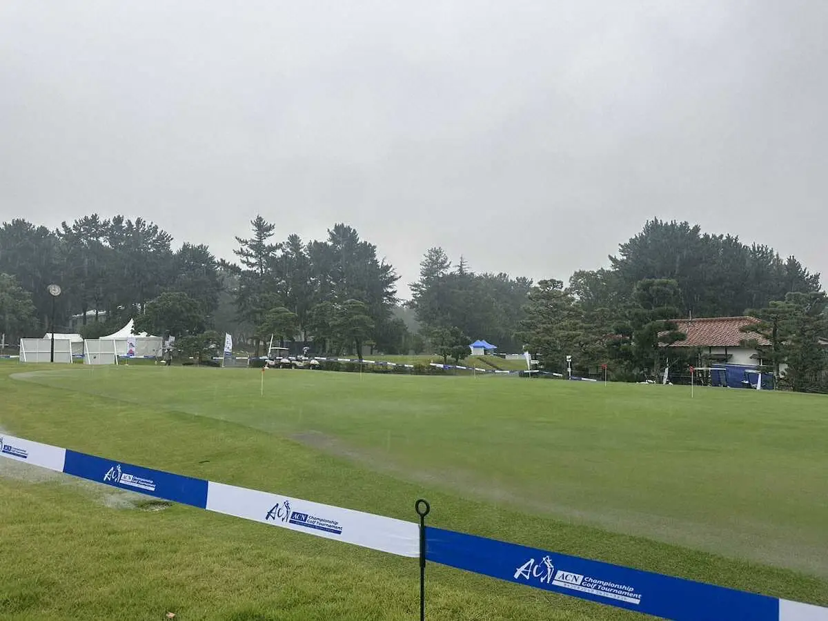 【画像・写真】男子ゴルフACN選手権　降雨によるコースコンディション不良でスタート遅延