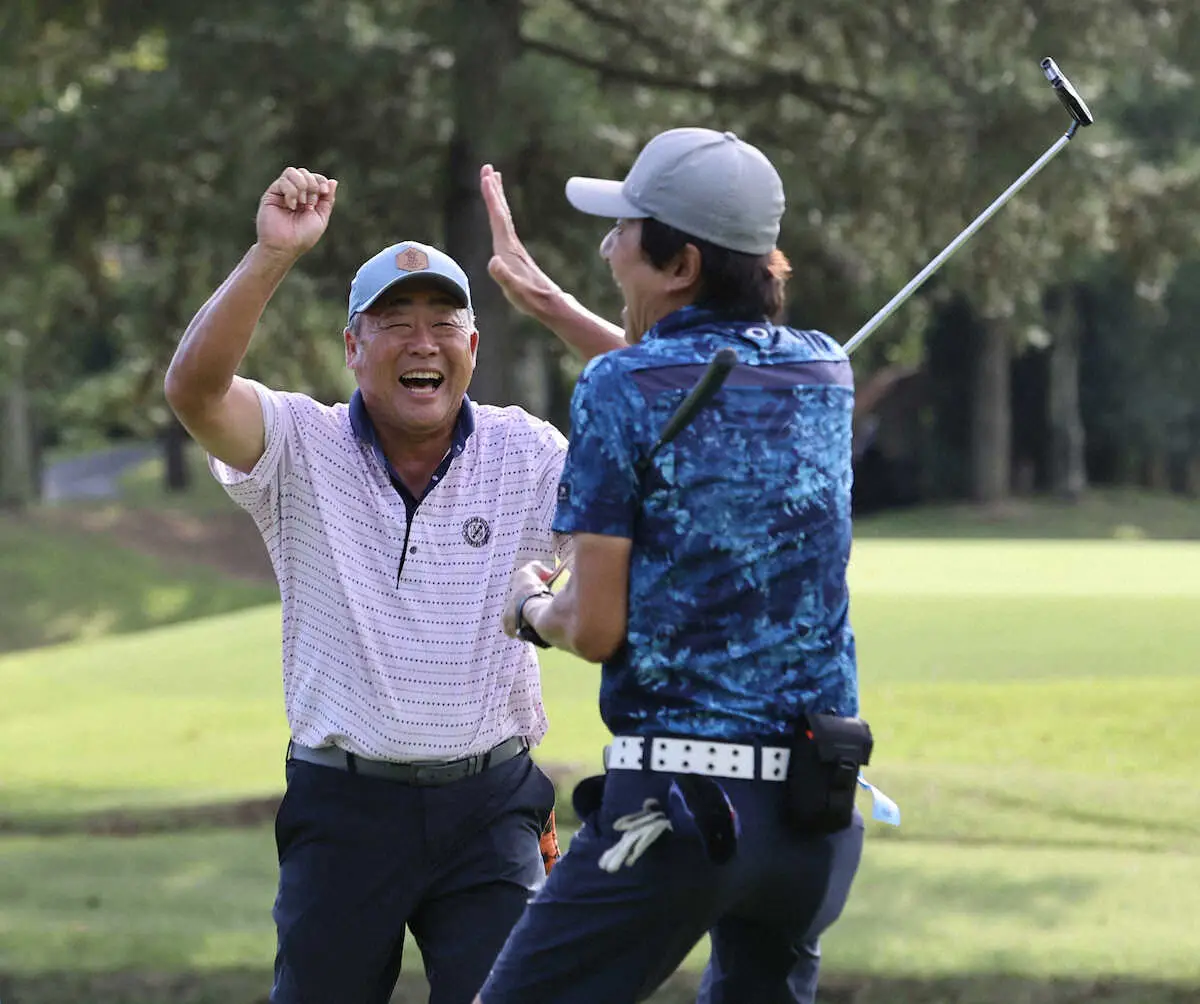 【画像・写真】＜スポニチチャリティーゴルフ　シニアプロアマ大会2024＞9番、渡辺邦夫さんがバーディーパットを決め喜ぶレックス倉本（左）＝撮影・大城　有生希