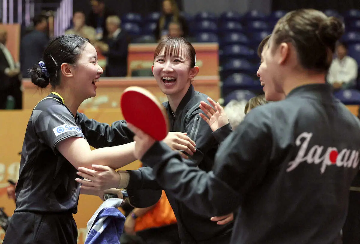 【画像・写真】　卓球アジア選手権の女子団体で優勝し、早田ひな（左から2人目）と喜ぶ張本美和（左端）ら＝アスタナ（共同）