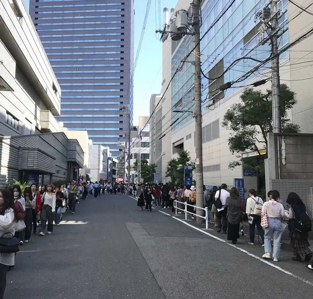 【画像・写真】【バレー】サントリーVS大阪Bで1キロ以上の入場待機列　グッズ販売所にも長蛇の列