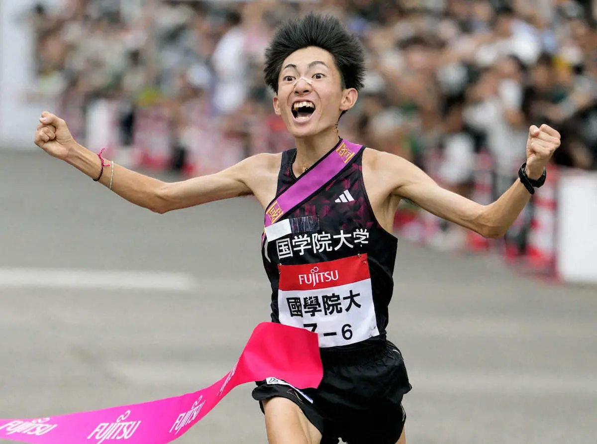 【画像・写真】　ゴールする国学院大アンカーの平林清澄。5年ぶり2度目の優勝を果たした＝出雲ドーム前