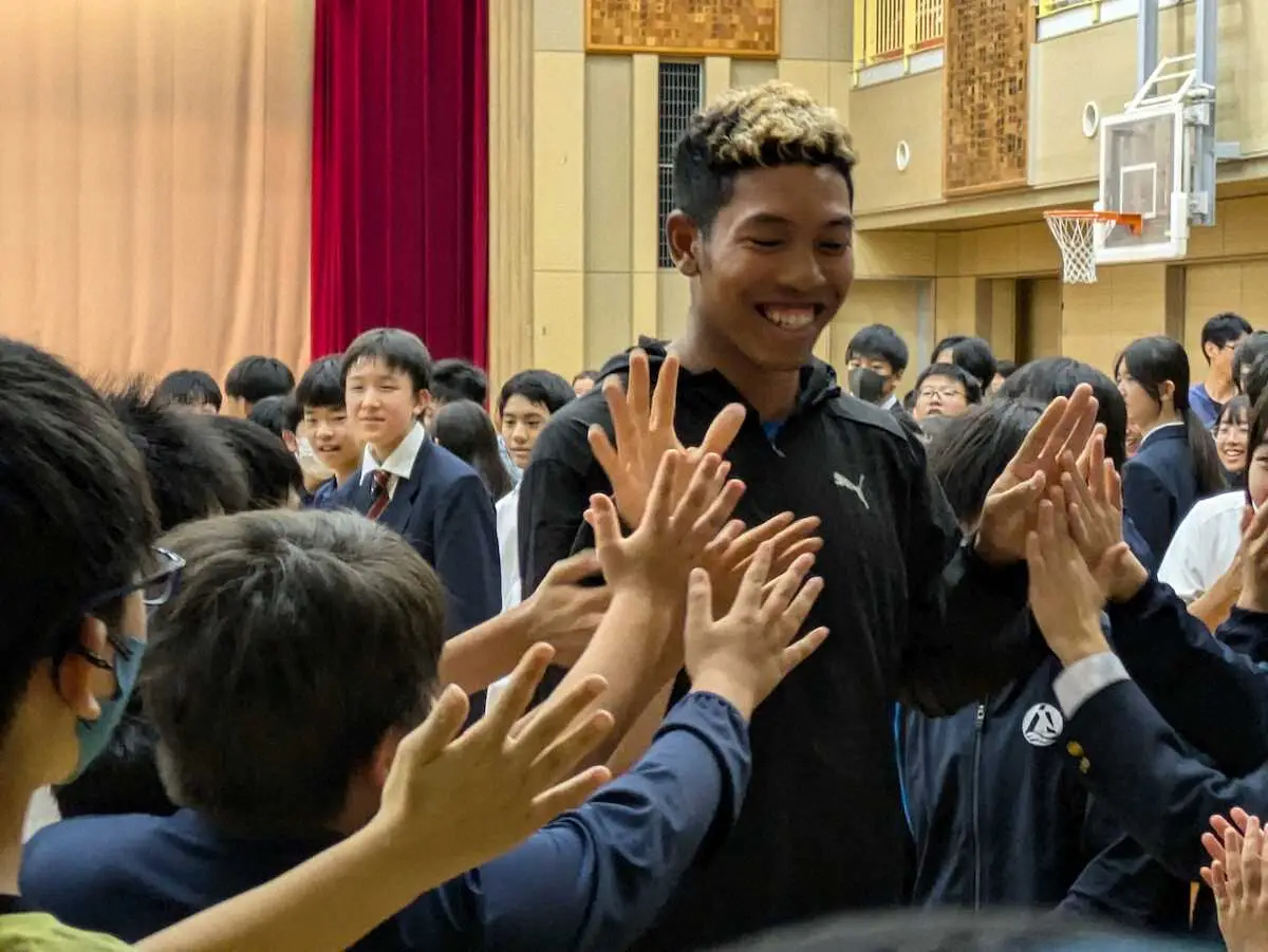 【画像・写真】サニブラウン、母校訪れ「武勇伝」自慢「物凄いやんちゃで…校長先生にお世話になった」