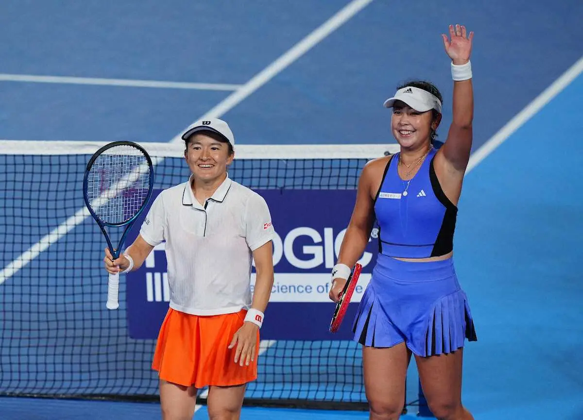 【画像・写真】女子ダブルスで準決勝進出を決め、笑顔の青山修子（左）、穂積絵莉（撮影・小海途　良幹）