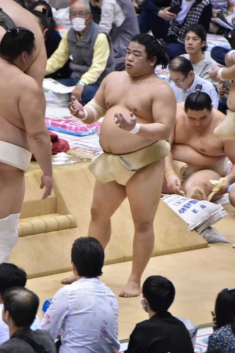 【画像・写真】照ノ富士にアドバイスを受ける平戸海