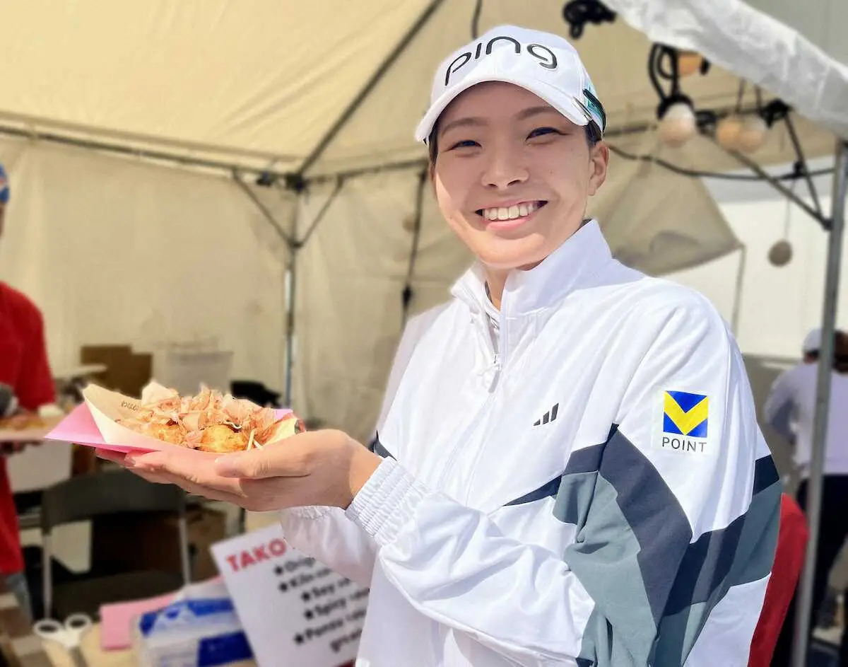 【画像・写真】渋野日向子「日本でプレーできる喜びを噛みしめながら」たこ焼きを手にスマイル