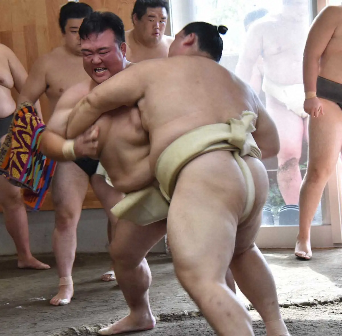 【画像・写真】闘志満々に大の里と渡り合う二所ノ関親方