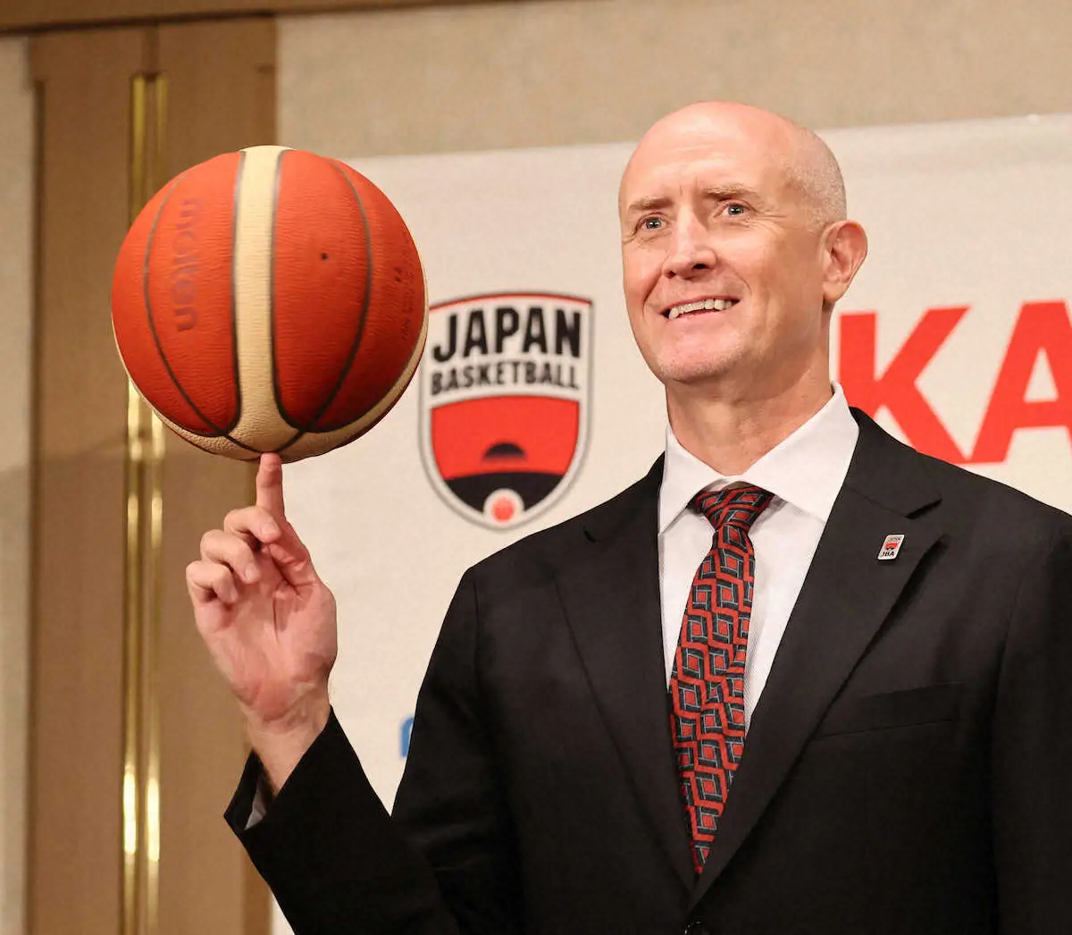 【画像・写真】＜男子バスケット　ホーバス監督　会見＞フォトセッションの際に指の上でボールをまわすホーバス監督（撮影・西海健太郎）
