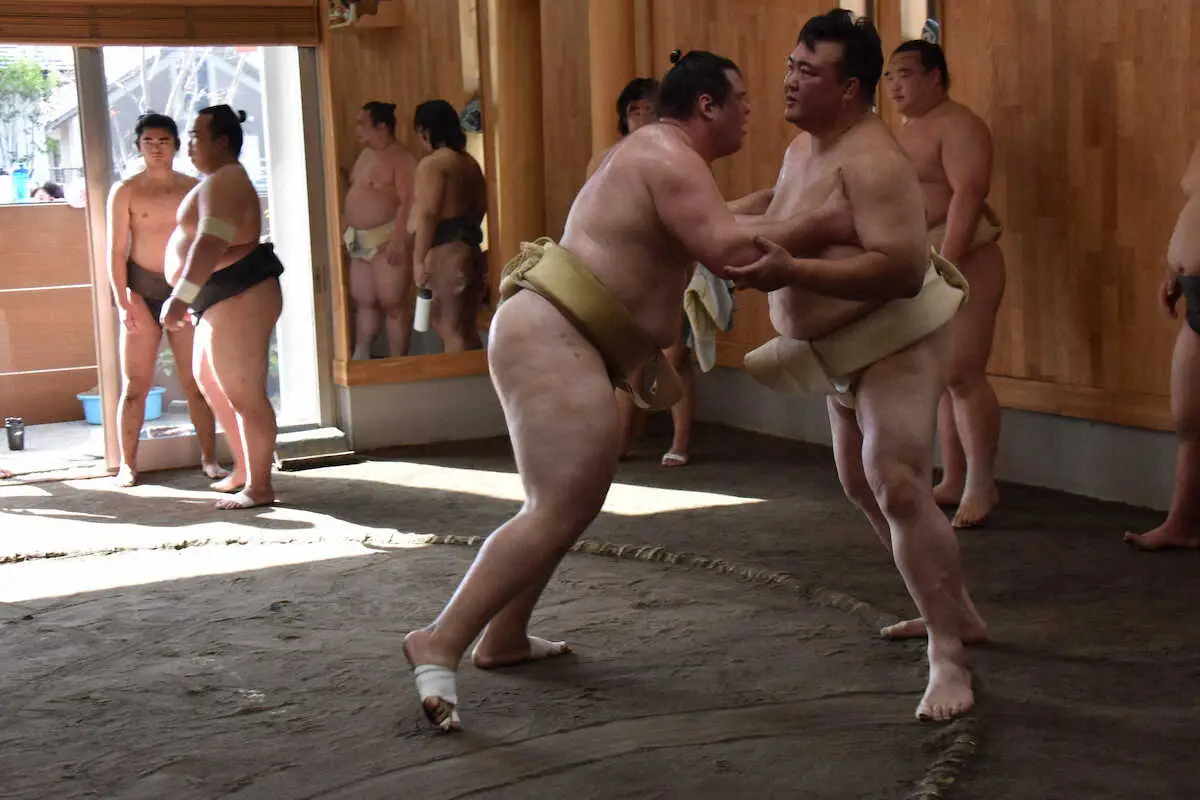 【画像・写真】新入幕の獅司が元横綱・稀勢の里の胸を借り「うれしし、です」　二所ノ関部屋に2日連続で出稽古
