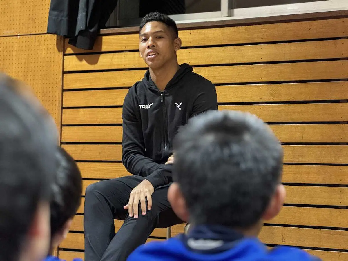 【画像・写真】渋谷区立原宿外苑中をサプライズ訪問し、陸上部員と交流を図るサニブラウン・ハキーム