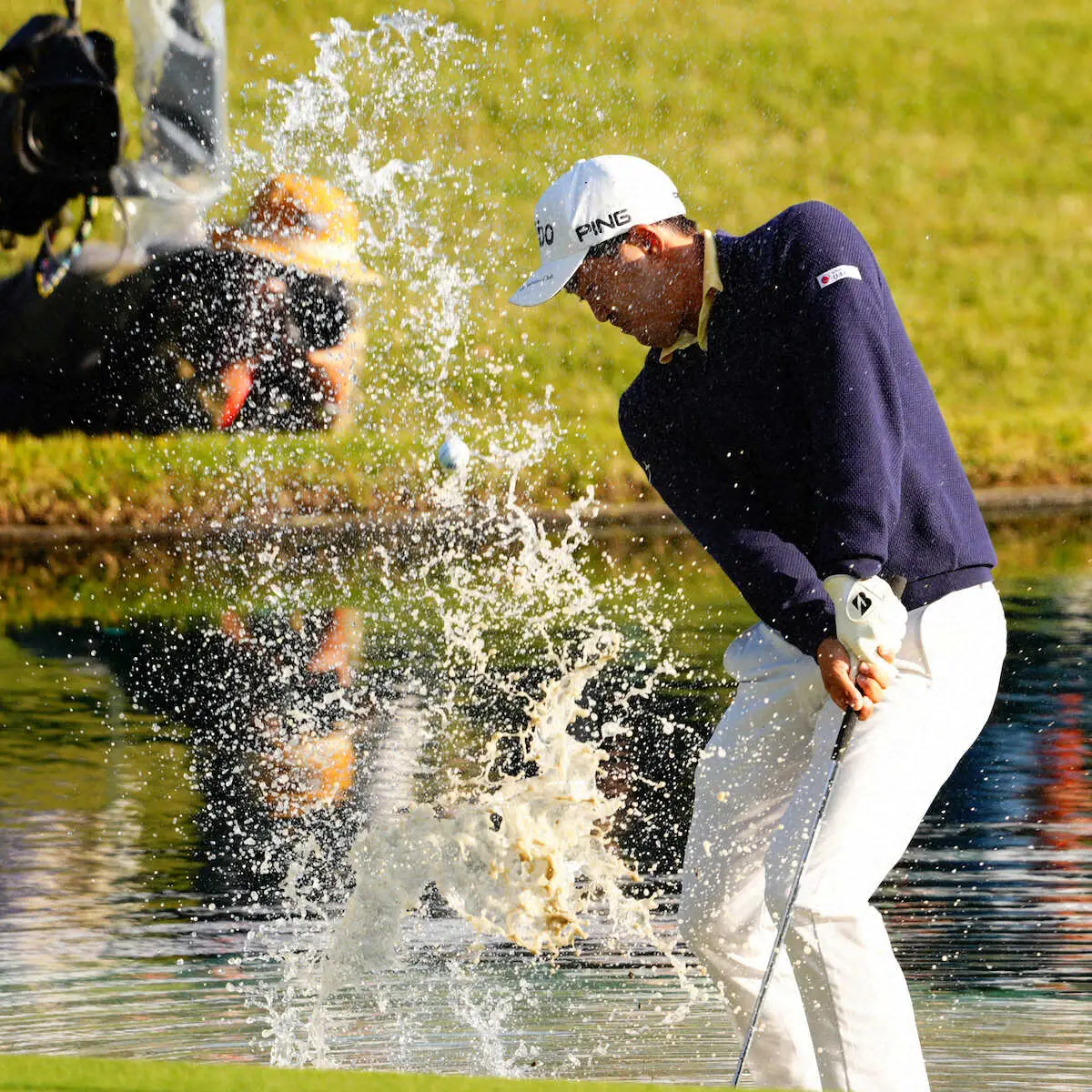 【画像・写真】18番、ウォーターショットを放つ金谷拓実（撮影・西尾　大助）