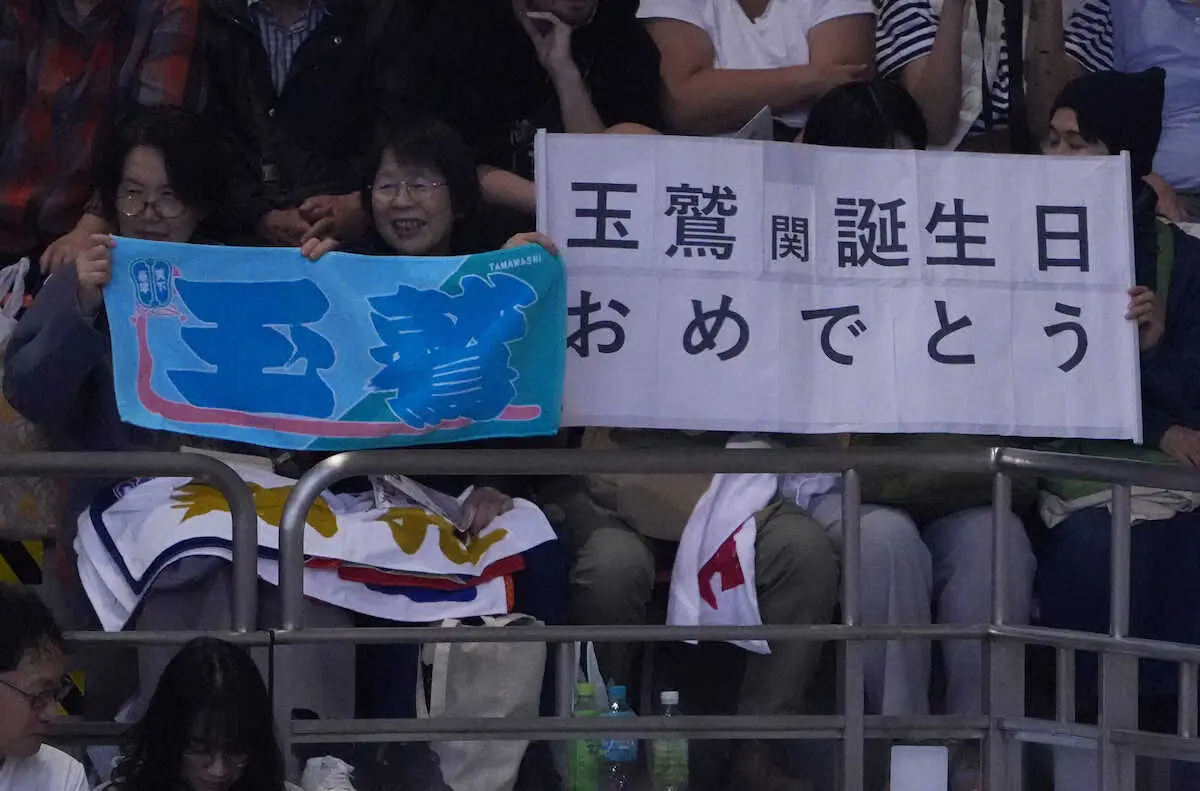 【画像・写真】玉鷲の誕生日を祝うファン（撮影・岡田　丈靖）