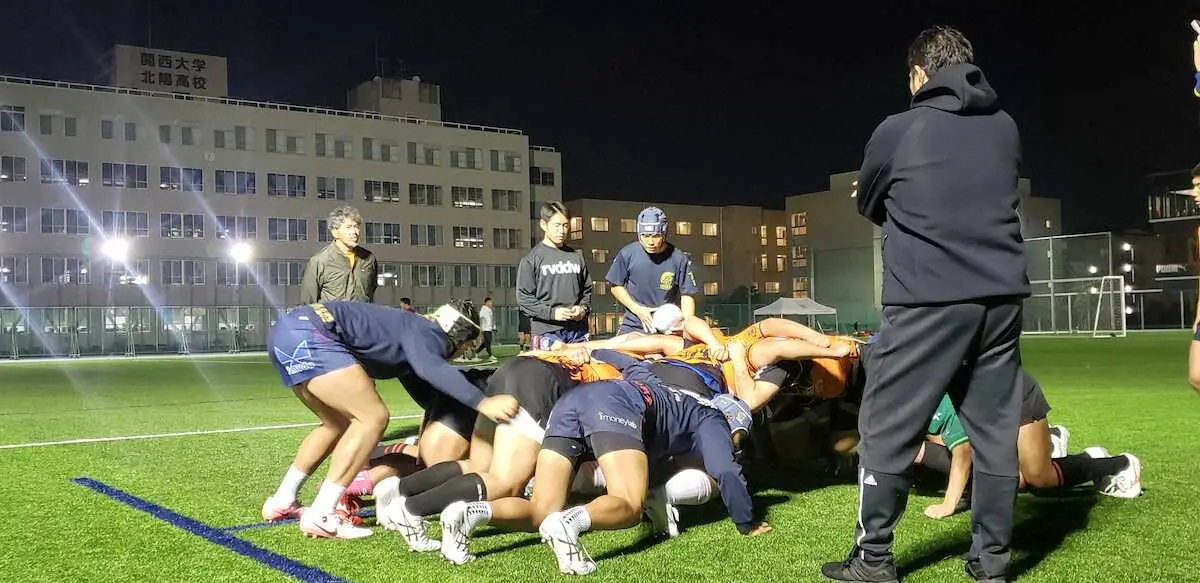 【画像・写真】スクラム練習に励む選手を見守る関大北陽の梶村監督（左後方）。チームは17日の決勝で大阪桐蔭と対戦する