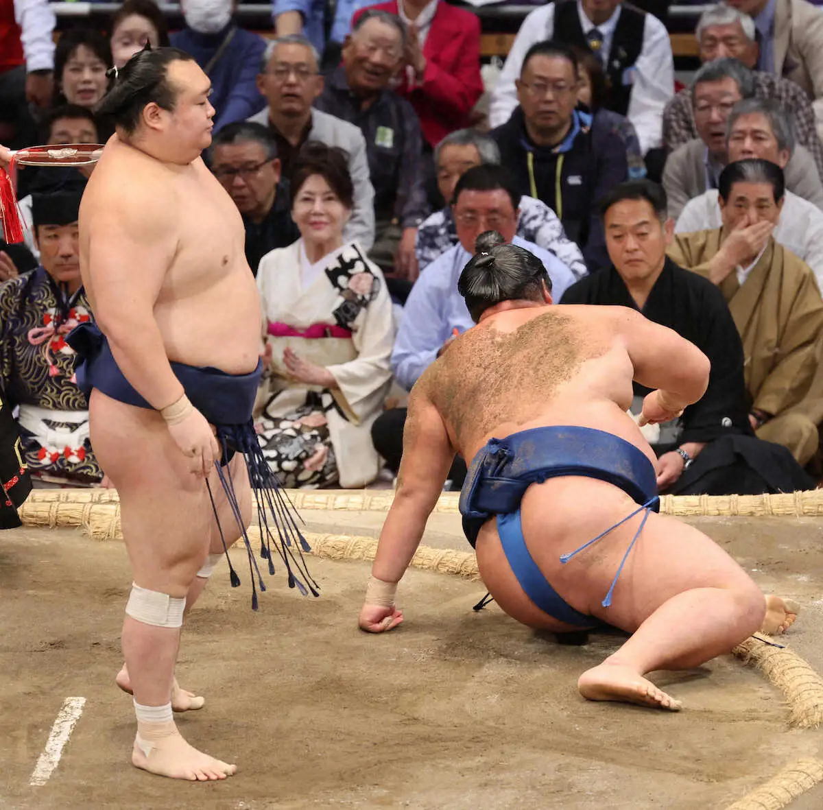 【画像・写真】＜九州場所8日目＞　　引き落としで湘南乃海（右）を破る宝富士　　（撮影・成瀬　徹）