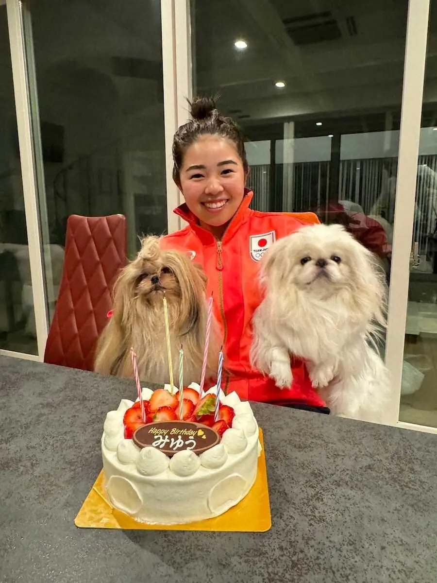 【画像・写真】（左から）愛犬のペコちゃん、パクくんを抱っこする山下美夢有（家族提供）