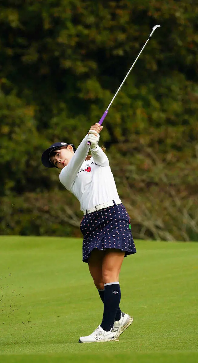 【画像・写真】＜エリエールレディス・最終日＞4番、セカンドショットを放つ政田夢乃（撮影・井垣　忠夫）