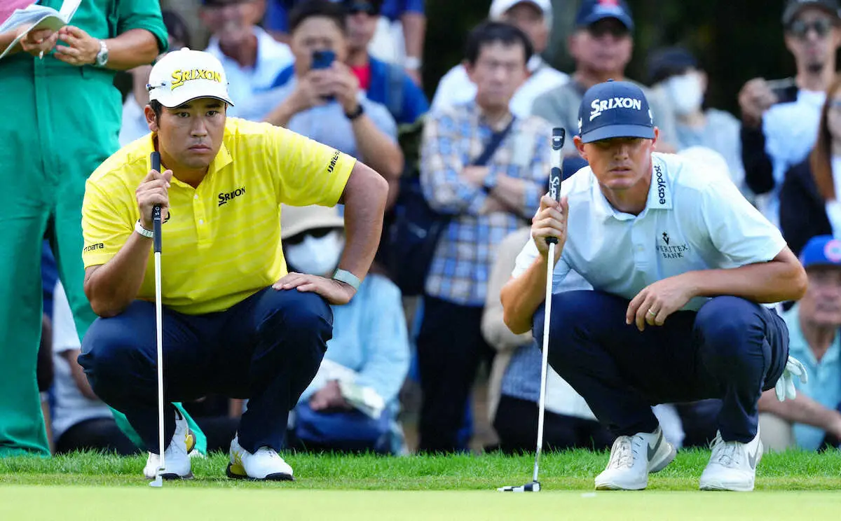 【画像・写真】＜ダンロップフェニックストーナメント・最終日＞14番、ラインを読む松山英樹（左）とマクグリービー（撮影・西尾　大助）