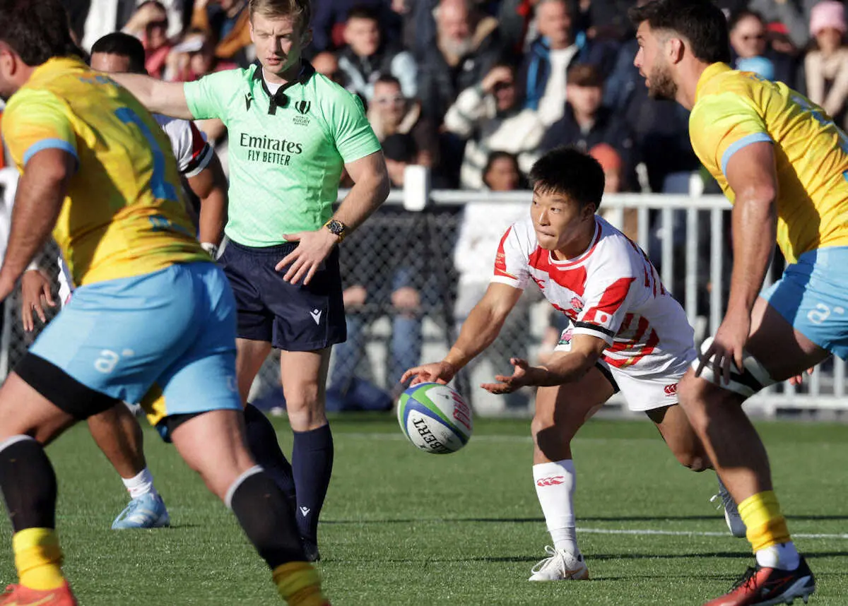 【画像・写真】＜日本・ウルグアイ＞パスを出す斎藤　　（C）JRFU