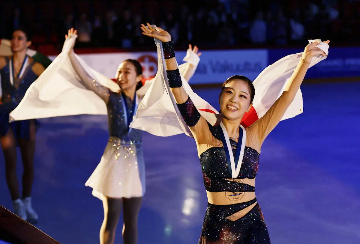 【画像・写真】　女子で優勝し、歓声に応える吉田陽菜（右）＝ヘルシンキ（共同）