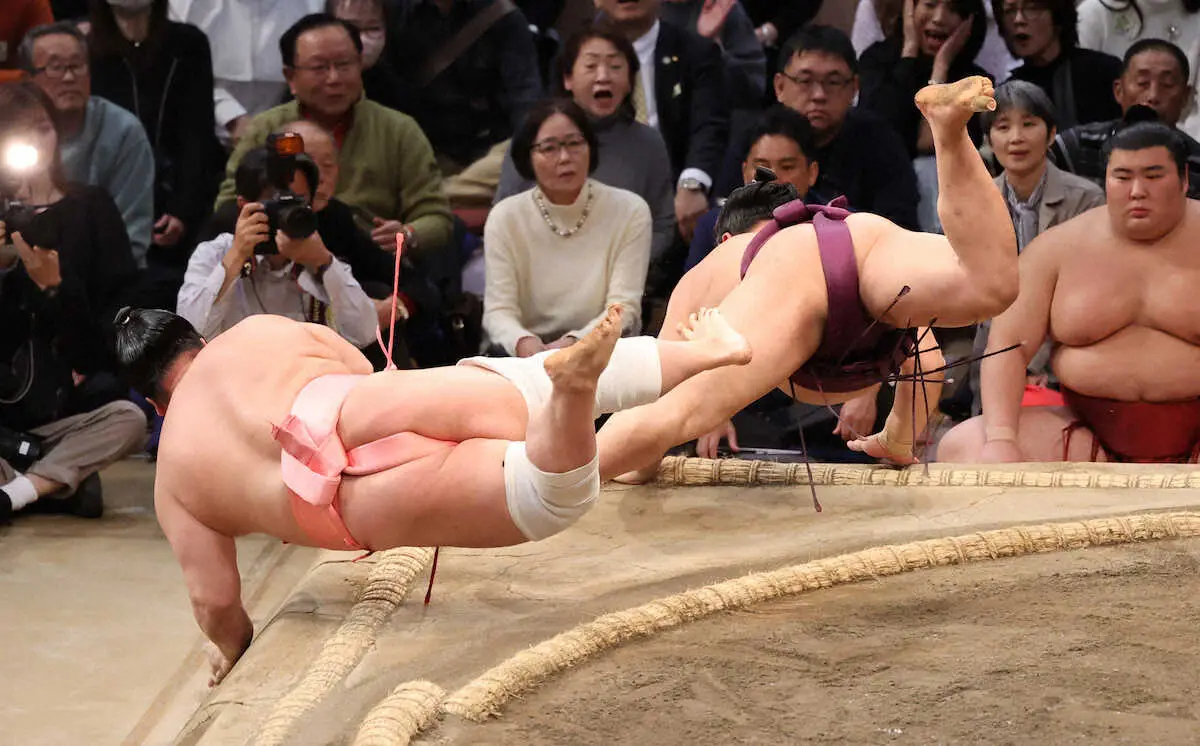 【画像・写真】異例！2度の取り直しの末、宇良が連敗を4で止める貴重な白星　観客大盛り上がりの大激闘