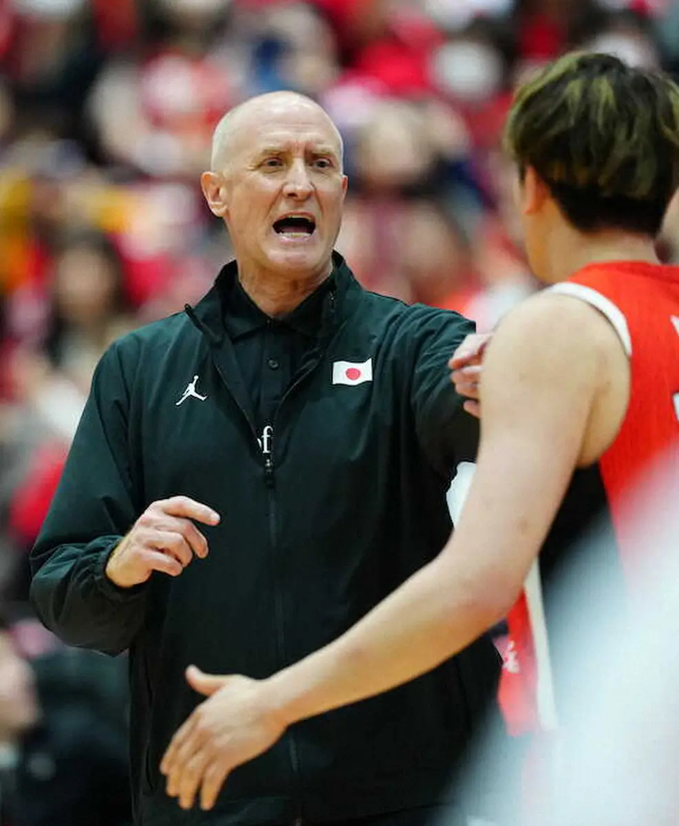 【画像・写真】指示を出すホーバス監督（撮影・小海途　良幹）