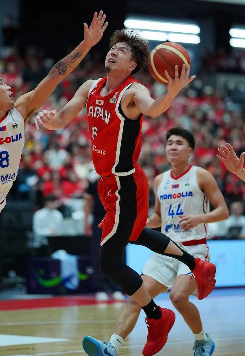 【画像・写真】第3Q、シュートを放つ比江島（撮影・小海途　良幹）