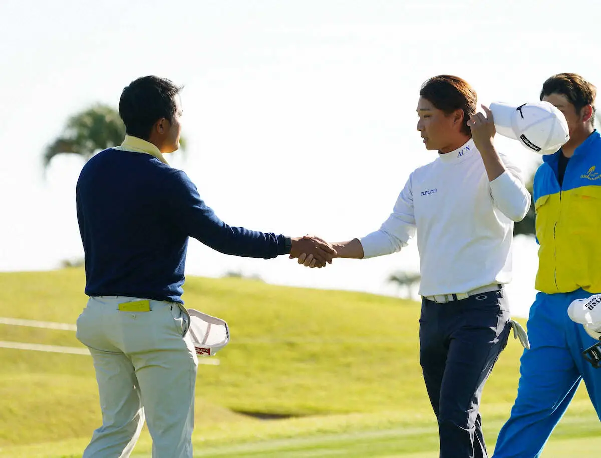 【画像・写真】初日を4アンダーの平田憲聖（右）と金谷拓実はホールアウトし握手（撮影・井垣　忠夫）