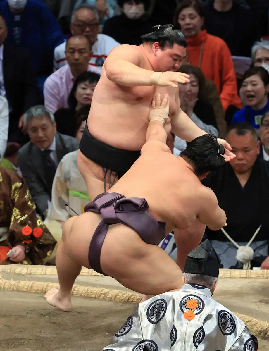 【画像・写真】正代はご当所で9敗目　左差しの有利な体勢が崩れ、翔猿に逆転される