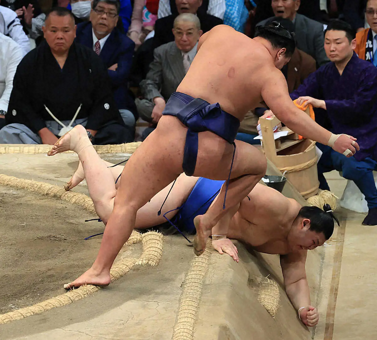 【画像・写真】豊昇龍、大の里との大関対決制して12勝目　土俵際とったりで逆転　琴桜も譲らず1敗キープ